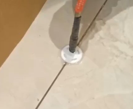 牡丹江市瓷砖空鼓维修公司专业解答瓷砖在铺贴过程中，如果没有涂抹均匀到位的粘结材料（如水泥砂浆或瓷砖胶），可能会导致以下问题